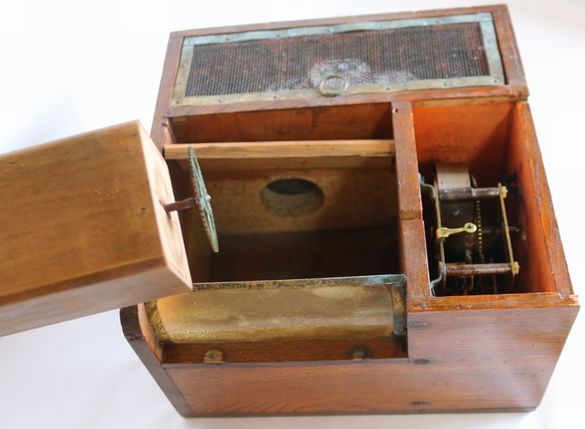 ぜんまい式ハエ取り器「ハイトリック-9